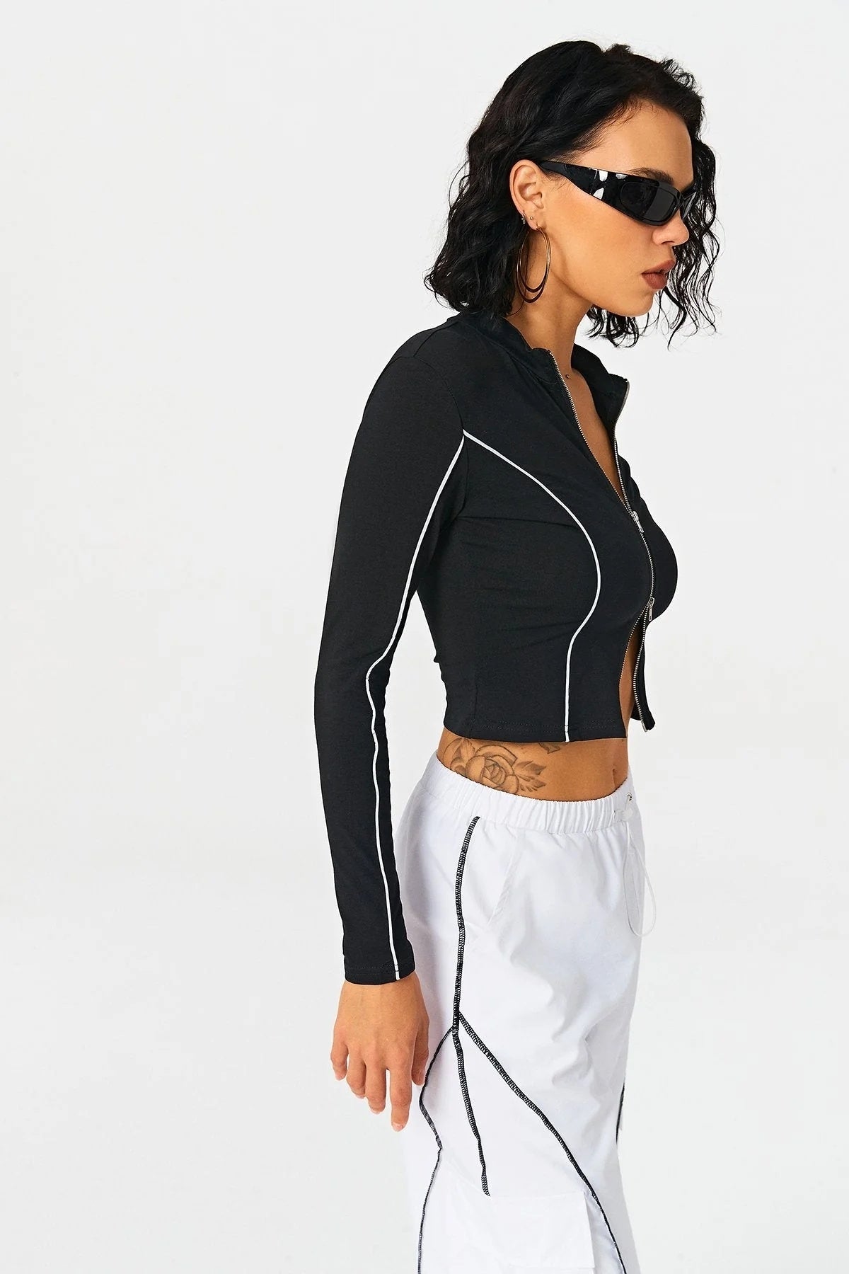 Contrasting Color Line Standing Collar Wears Knitted Shirts