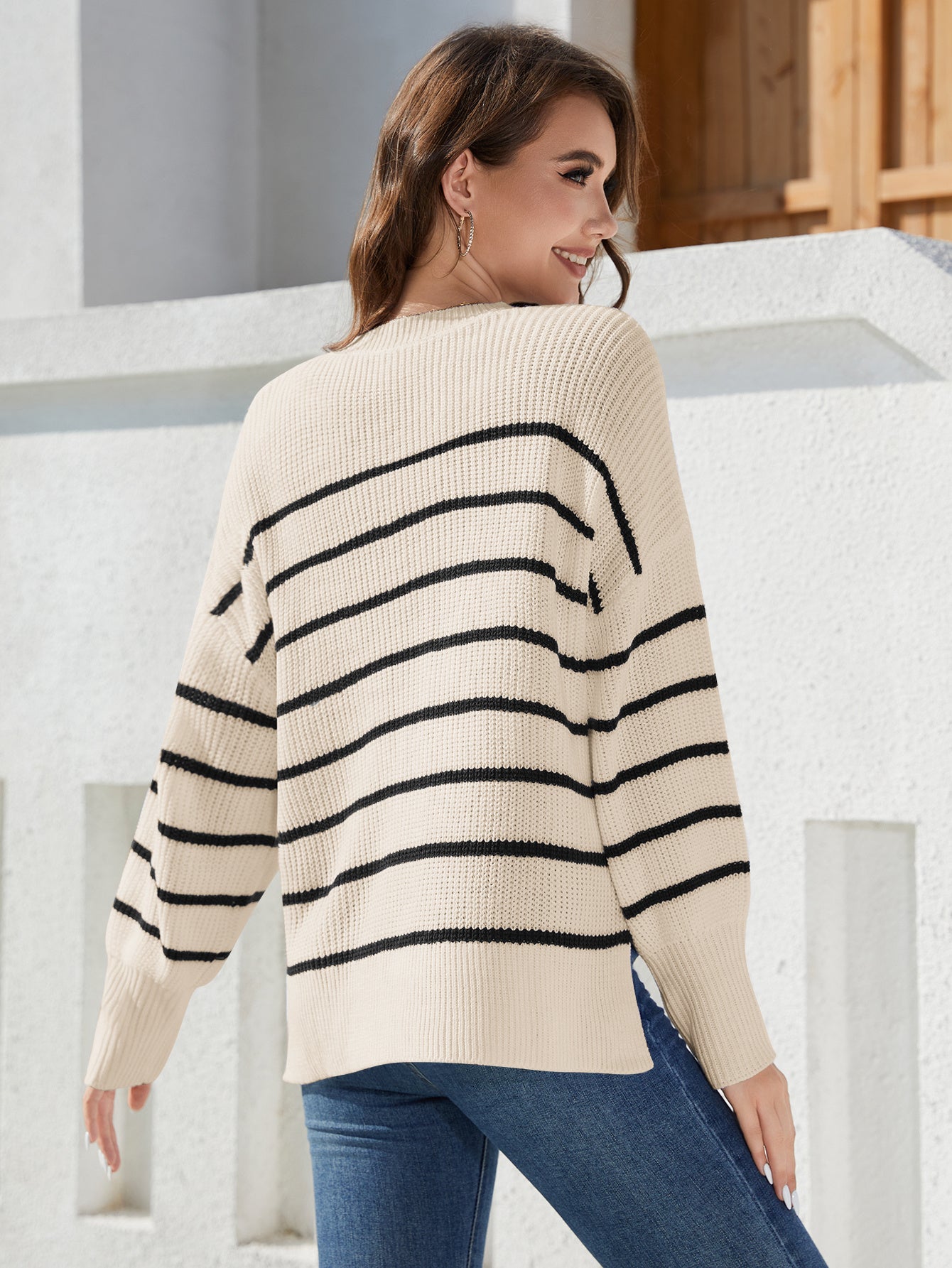 Ladies' Fashionable Long Sleeved Round Neck Knitted Sweater